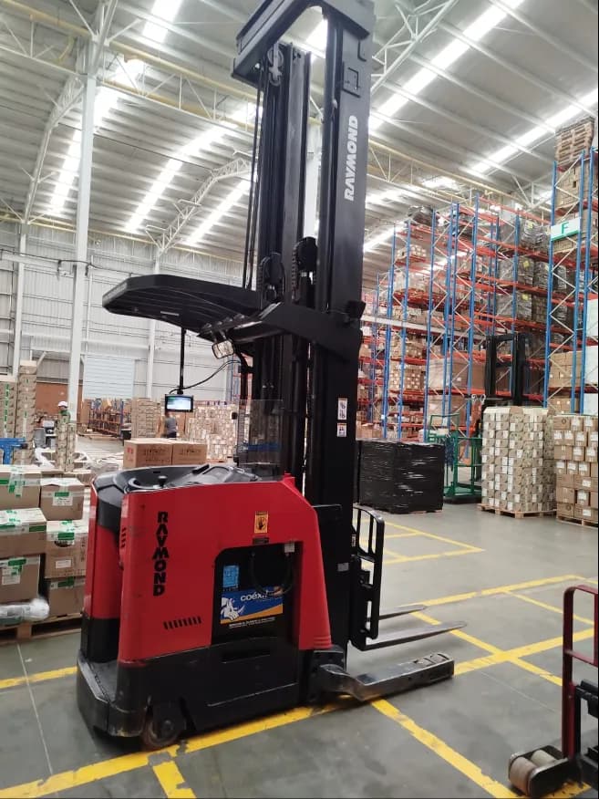 Montacargas industrial en operación